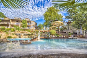 Sezonluk açık havuz, havuz şemsiyeleri, şezlonglar 