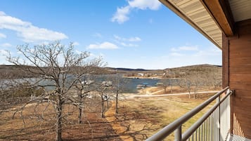 3 Bdrm Luxury Condo Jacuzzi w/ Kitchen | Lake view