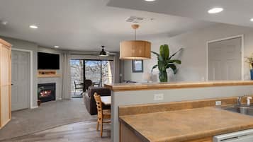 2 Bdrm Luxury Condo Jacuzzi w/ Kitchen | Iron/ironing board, free WiFi, bed sheets, wheelchair access