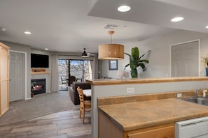 2 Bdrm Luxury Condo Jacuzzi w/ Kitchen | Iron/ironing board, free WiFi, bed sheets, wheelchair access - Still Waters Resort (Branson)