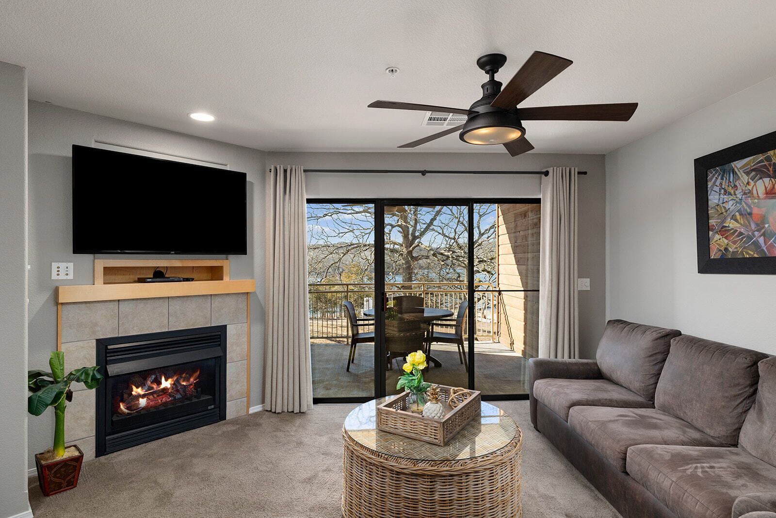 客房 | 起居區 | 電視、 DVD 播放機