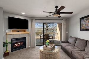 2 Bdrm Luxury Condo Jacuzzi w/ Kitchen | Living area | TV, DVD player