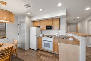 Condo, 1 habitación | Cocina privada | Refrigerador, microondas, cafetera y tetera y tetera eléctrica