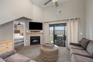 3 Bdrm Luxury Condo Jacuzzi w/ Kitchen | Living room | TV, DVD player - Still Waters Resort (Branson)