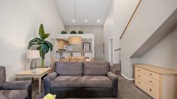 3 Bdrm Luxury Condo Jacuzzi w/ Kitchen | Living area | TV, DVD player