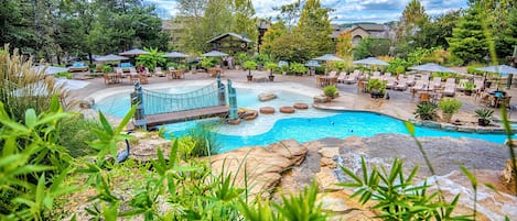 3 piscines extérieures, parasols de plage, chaises longues