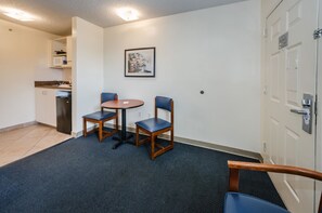 Chambre, 1 grand lit | Coffres-forts dans les chambres, fer et planche à repasser