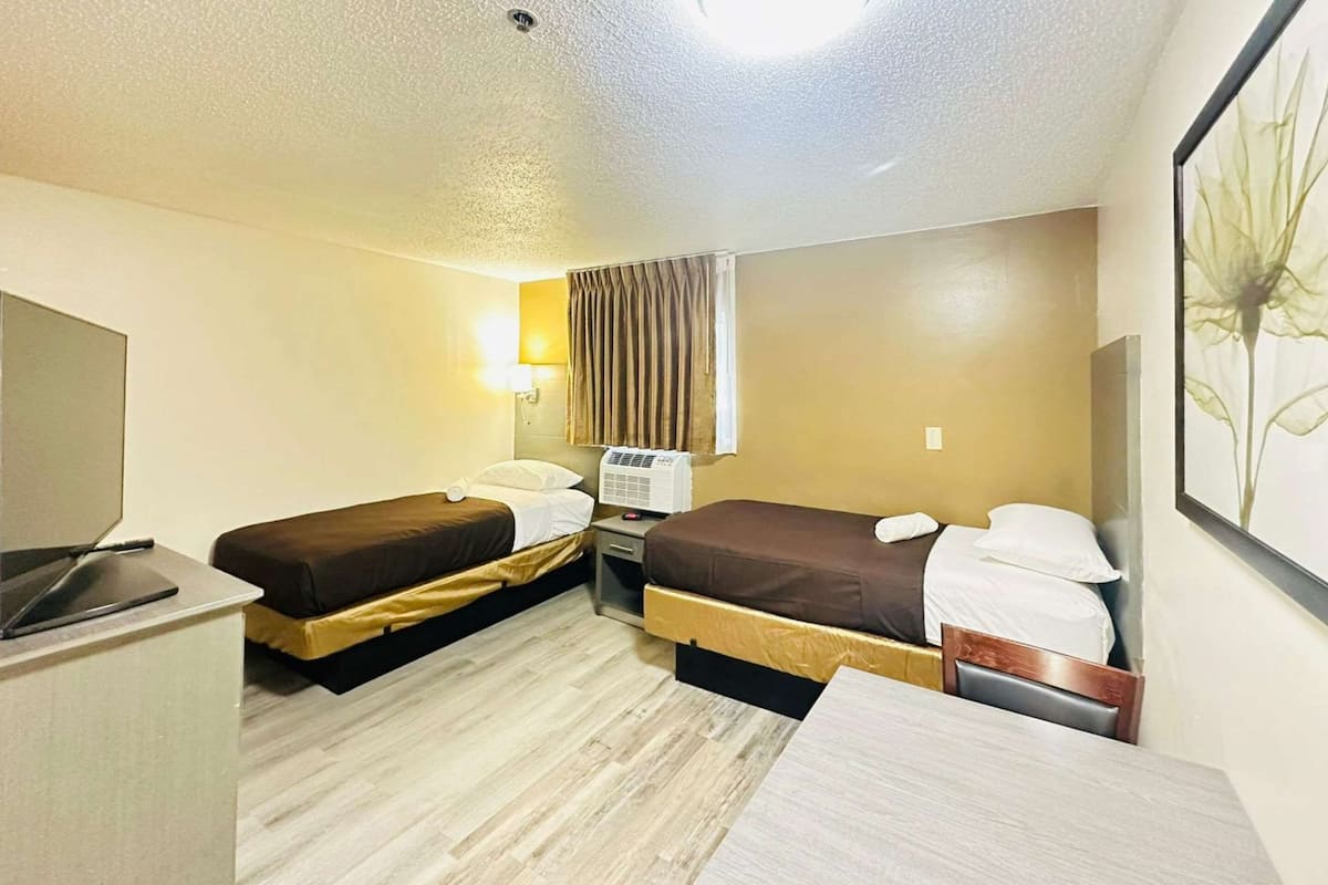 Iron/ironing board, free WiFi, bed sheets