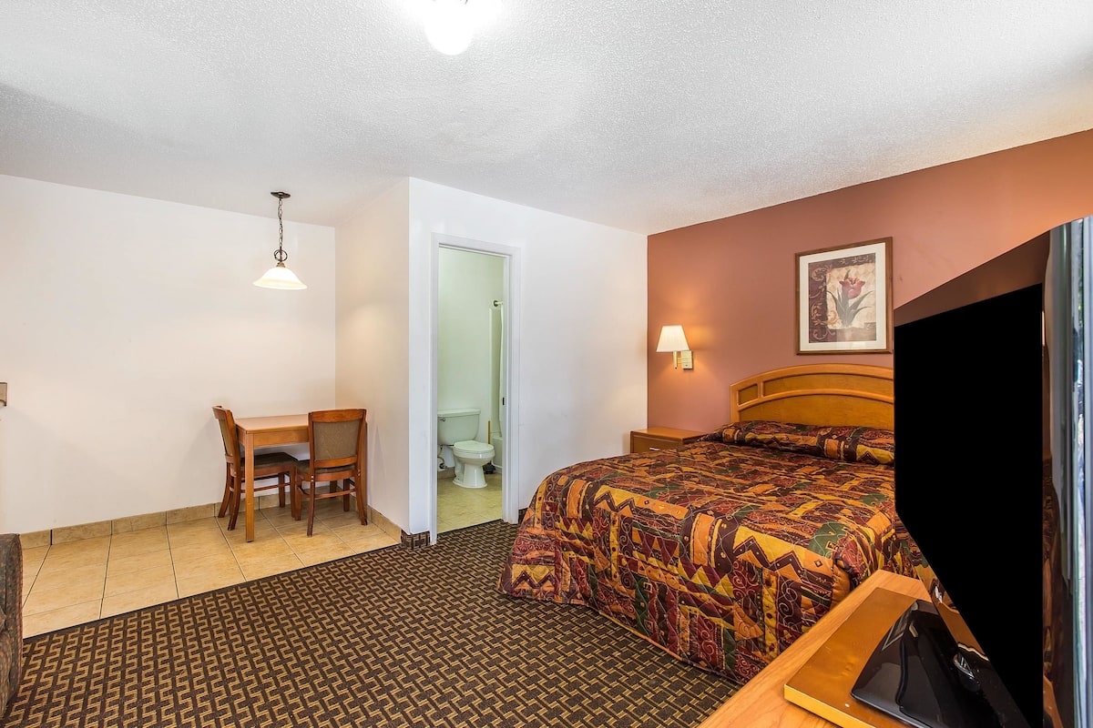 Iron/ironing board, free WiFi, bed sheets
