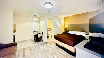 Habitación, 1 cama Queen size y sofá cama, para no fumadores (Efficiency) | Tabla de planchar con plancha, wifi gratis y ropa de cama