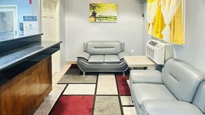 Lobby - Suburban Studios Abercorn (Savannah)