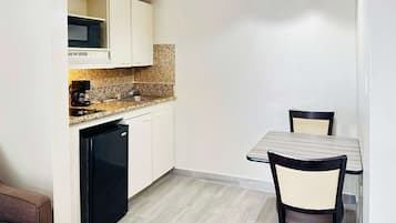 Habitación, 1 cama Queen size y sofá cama, con acceso para personas discapacitadas (Efficiency) | Tabla de planchar con plancha, wifi gratis y ropa de cama