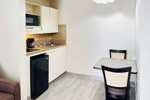 Chambre, 1 grand lit et 1 canapé-lit, accessible aux personnes à mobilité réduite (Efficiency) | Fer et planche à repasser, Wi-Fi gratuit, draps fournis