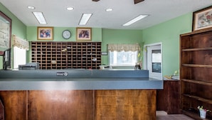 Lobby - Suburban Studios Abercorn (Savannah)