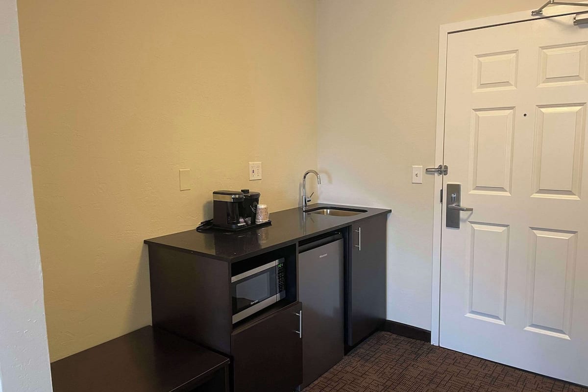 room, 1 king bed, non smoking | 1 bedroom, individually decorated, individually furnished