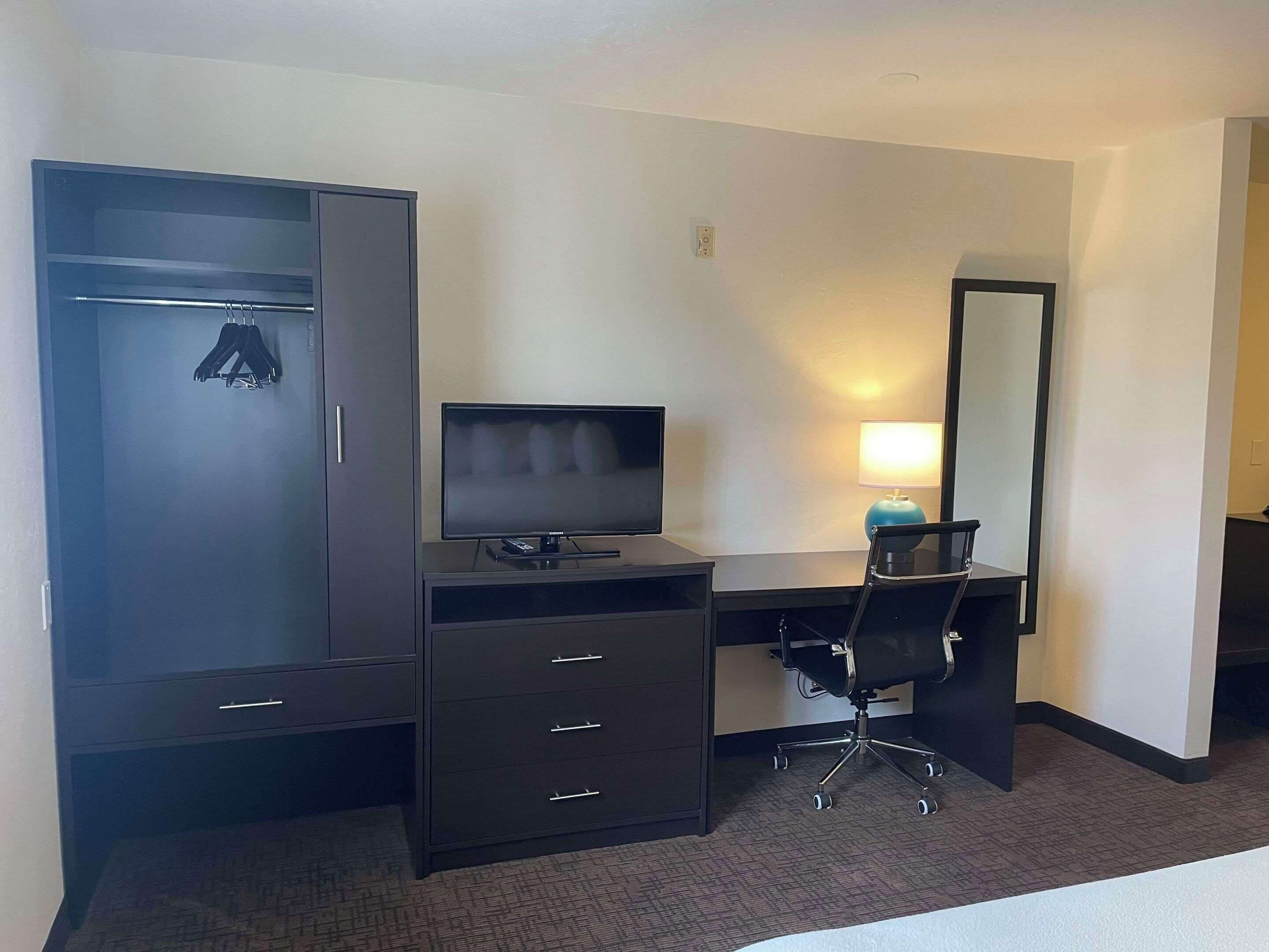 room, 1 king bed, non smoking | 1 bedroom, individually decorated, individually furnished