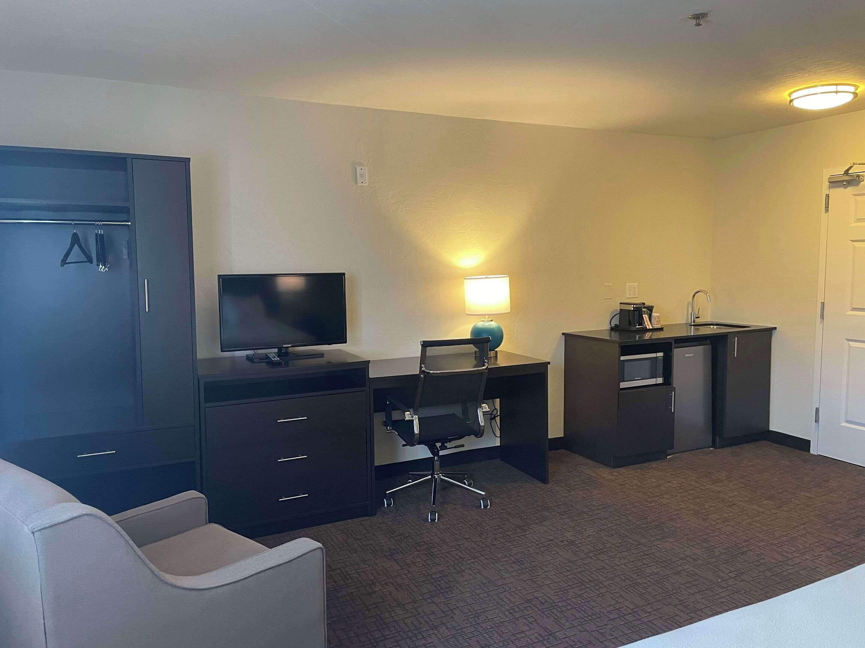 room, 1 queen bed, non smoking | 1 bedroom, individually decorated, individually furnished