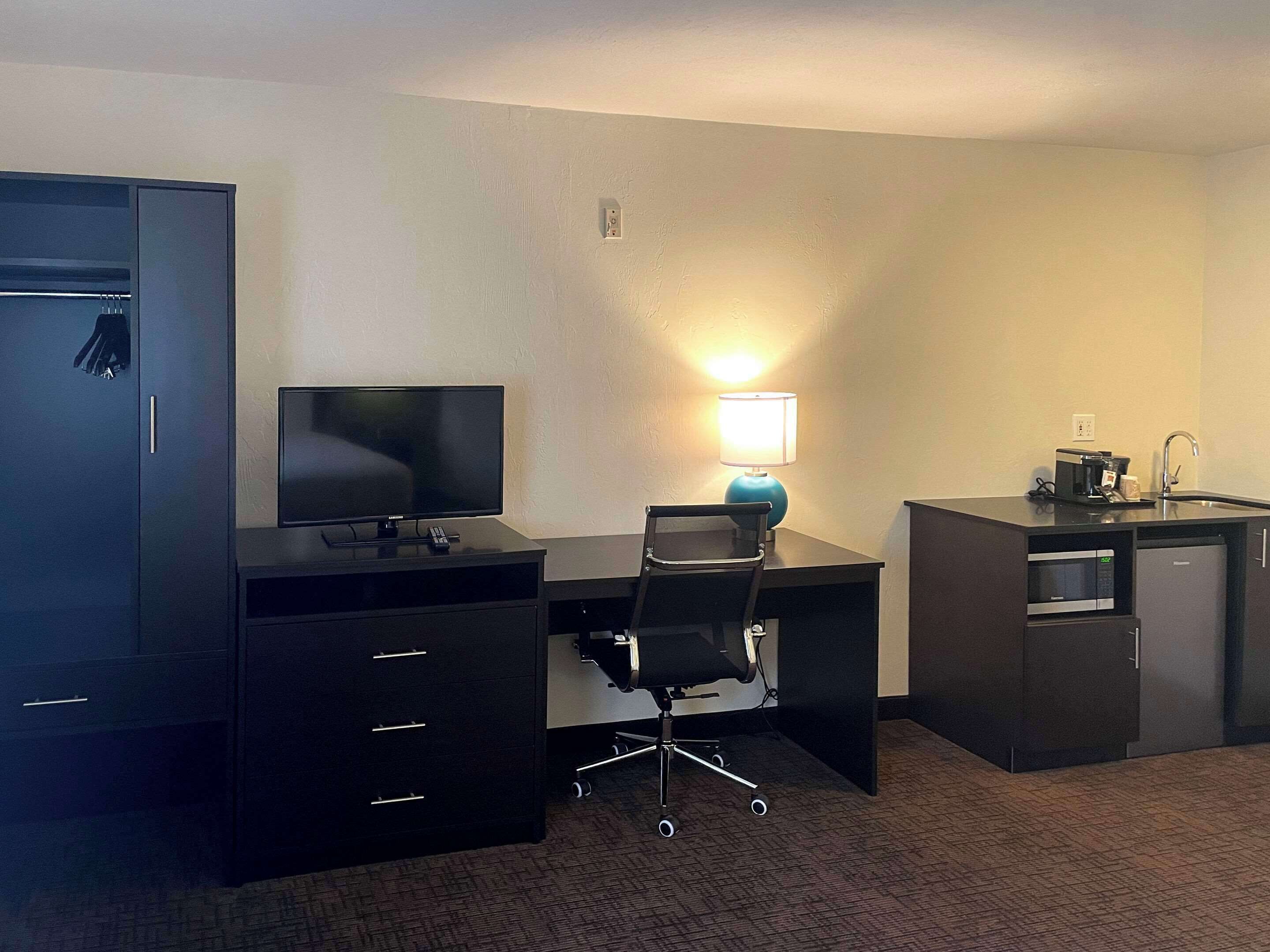 1 bedroom, individually decorated, individually furnished