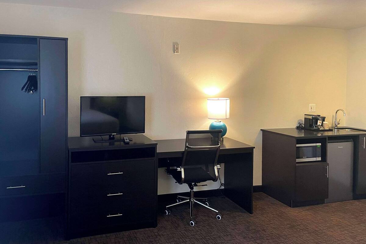 1 bedroom, individually decorated, individually furnished