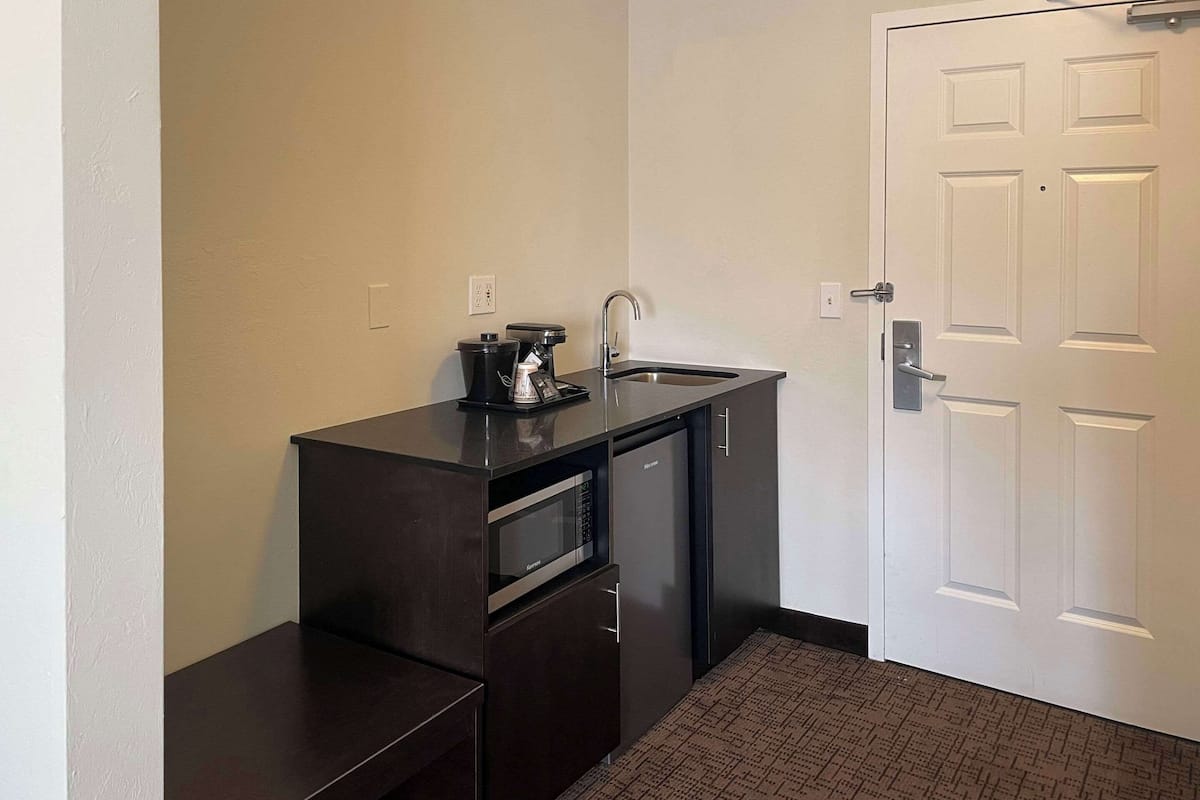 1 bedroom, individually decorated, individually furnished