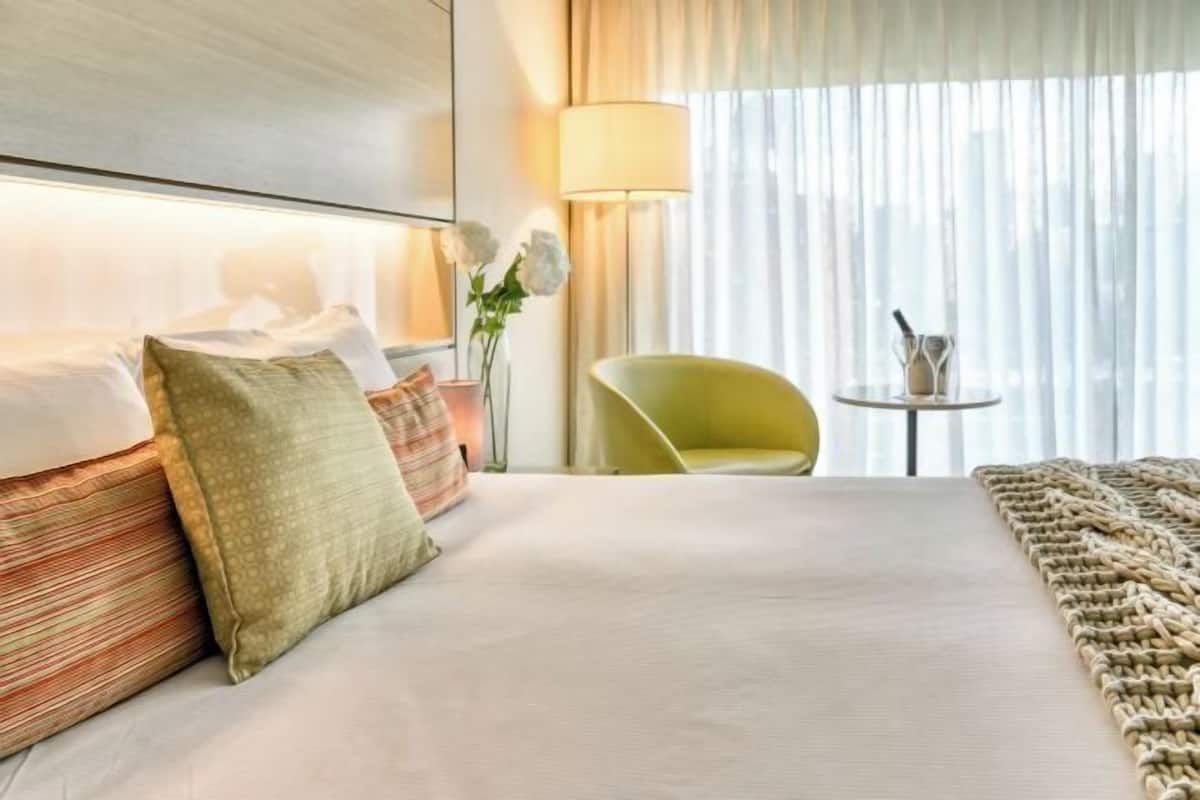 1 bedroom, in-room safe, desk, blackout curtains