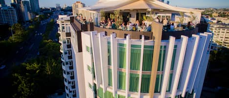 Se sirven desayunos, comidas y cenas con vista a la alberca