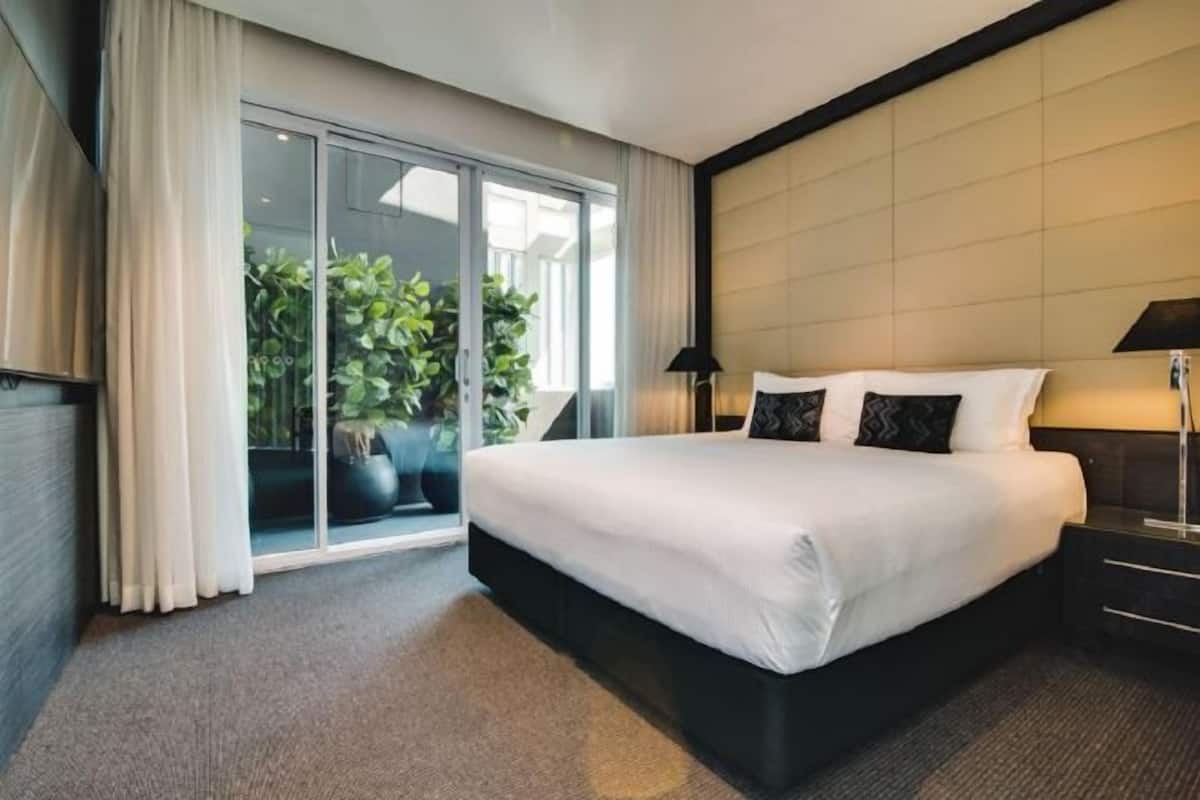 1 bedroom, in-room safe, desk, blackout curtains
