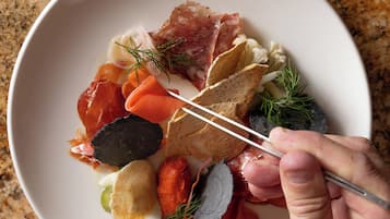 Un bol con diversos alimentos sobre una encimera de granito.