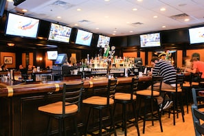 3 bars/lounges