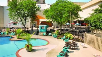 Piscine extérieure, parasols de plage, chaises longues