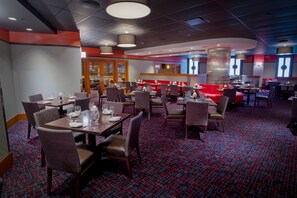 6 restaurants, breakfast served