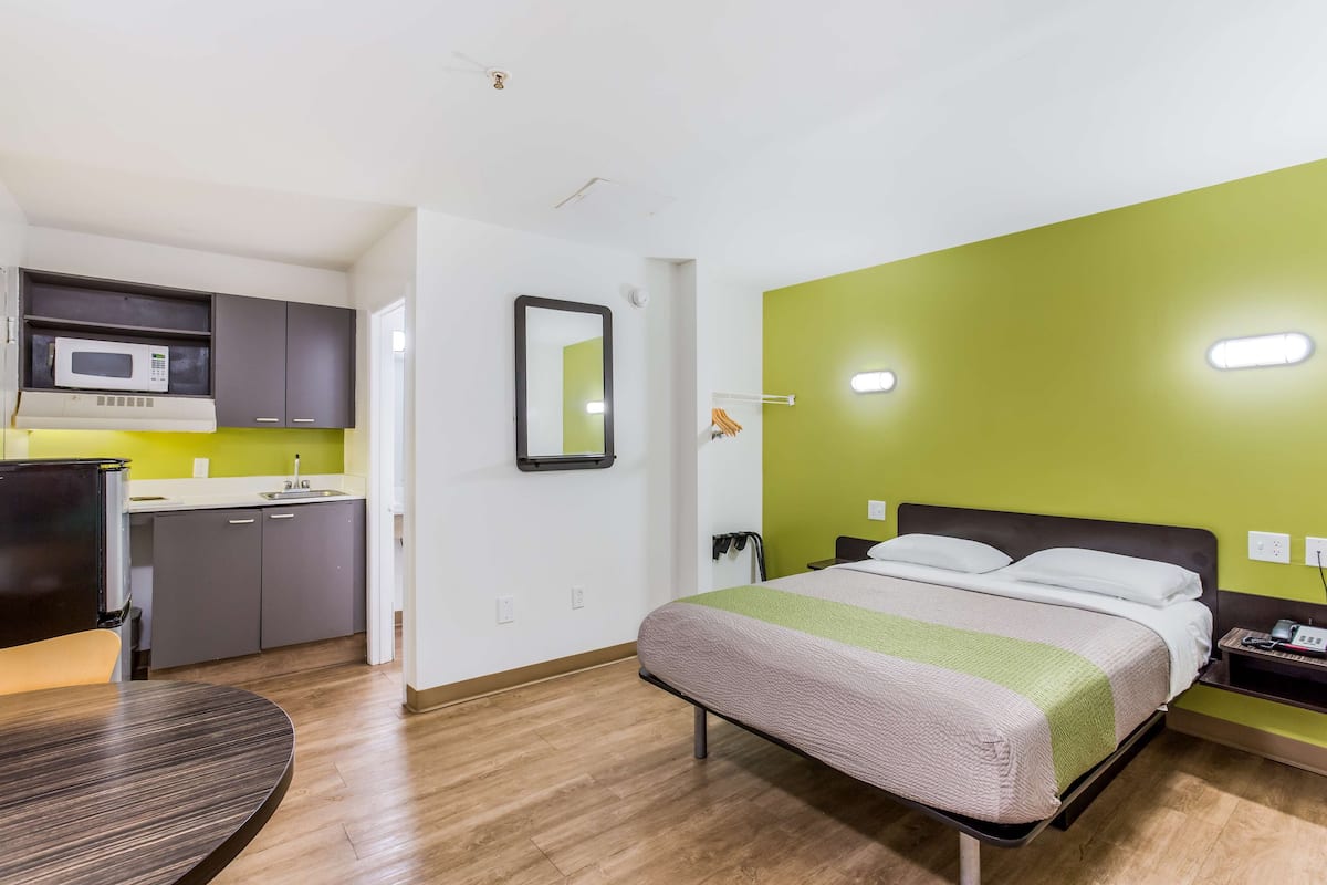 Iron/ironing board, free WiFi, bed sheets