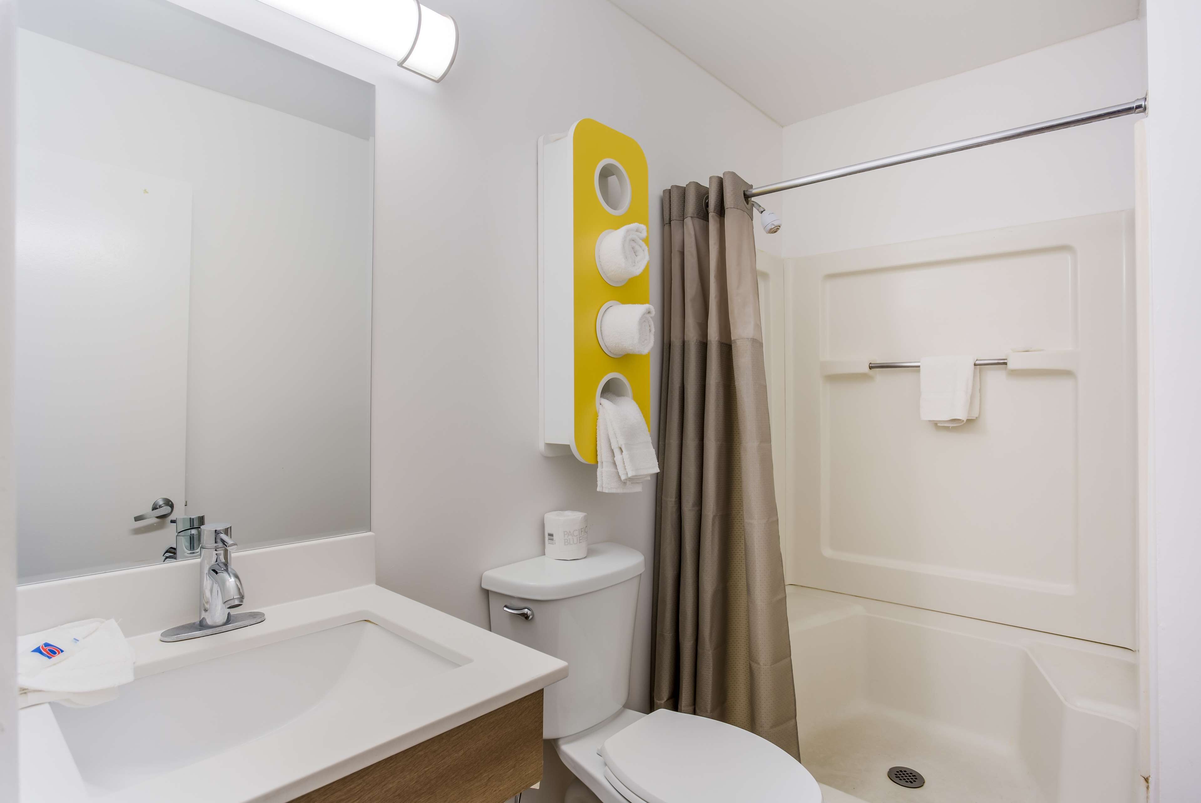 Ein Badezimmer mit Waschbecken, Toilette und Duschbereich.
