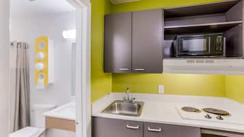 Geladeira, micro-ondas, cooktop, cafeteira/chaleira