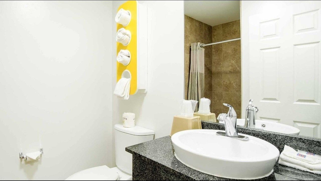 Deep soaking tub, hair dryer, towels