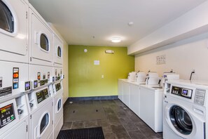 Laundry room - Studio 6 Jacksonville, FL - South (Jacksonville)