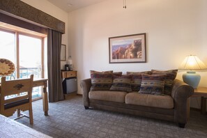 Premium bedding, pillowtop beds, desk, laptop workspace - Table Mountain Inn (Golden)