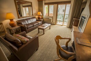 Premium bedding, pillowtop beds, desk, laptop workspace - Table Mountain Inn (Golden)