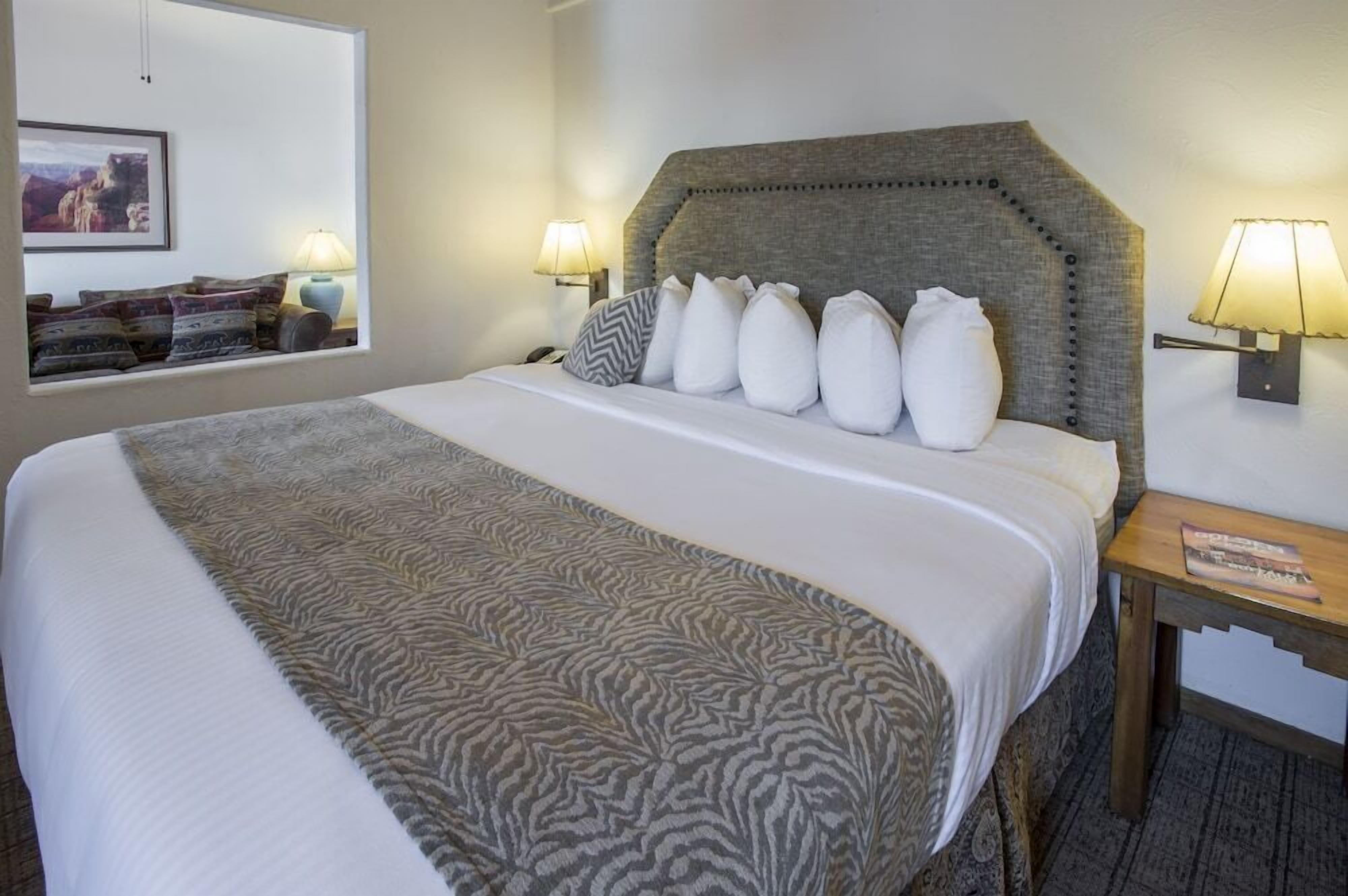 Ropa de cama de alta calidad, colchones con pillow-top y escritorio 