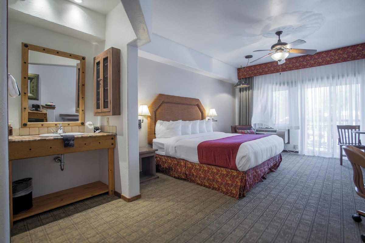 Phòng Grand, 1 giường cỡ king (Foothills) | Bộ đồ giường cao cấp, nệm có lớp đệm bông, bàn 