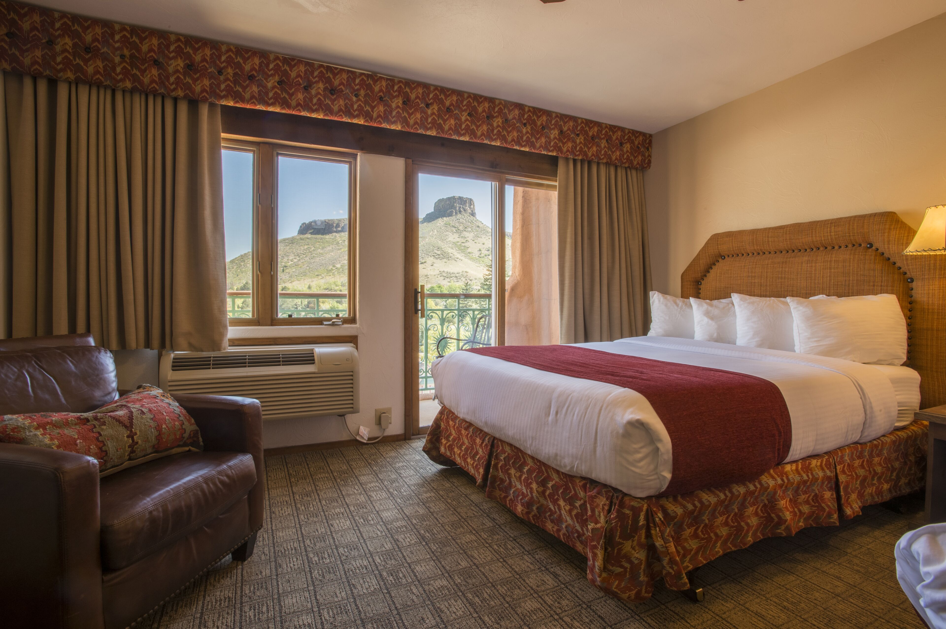 أغطية فراش متميزة وأسرّة بطبقة علوية مريحة ومكتب