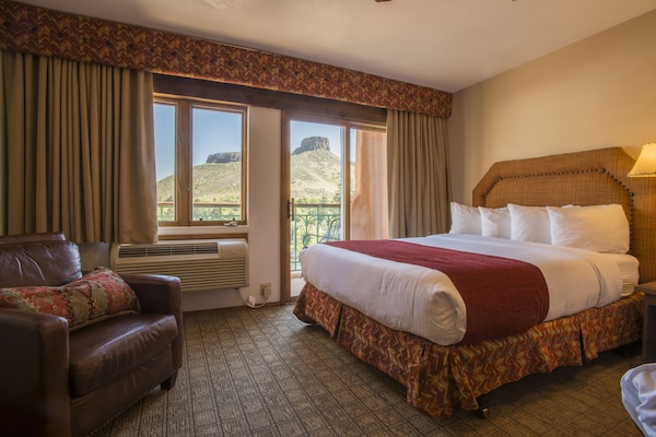 Seprai premium, bantalan ekstra lembut, dan meja kerja