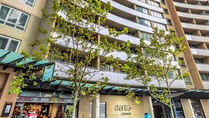 A multi-story building with a restaurant named 'manta chatswood' on the ground floor. - Mantra Chatswood (Chatswood)