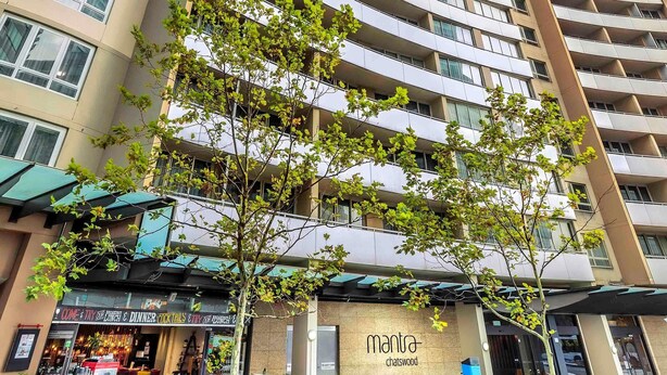 Un edificio de varios pisos con un restaurante llamado 'manta chatswood' en la planta baja.