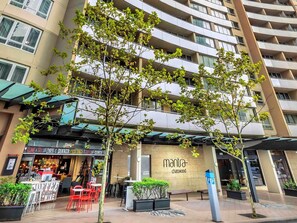 Un edificio de varios pisos con un restaurante llamado 'manta chatswood' en la planta baja.