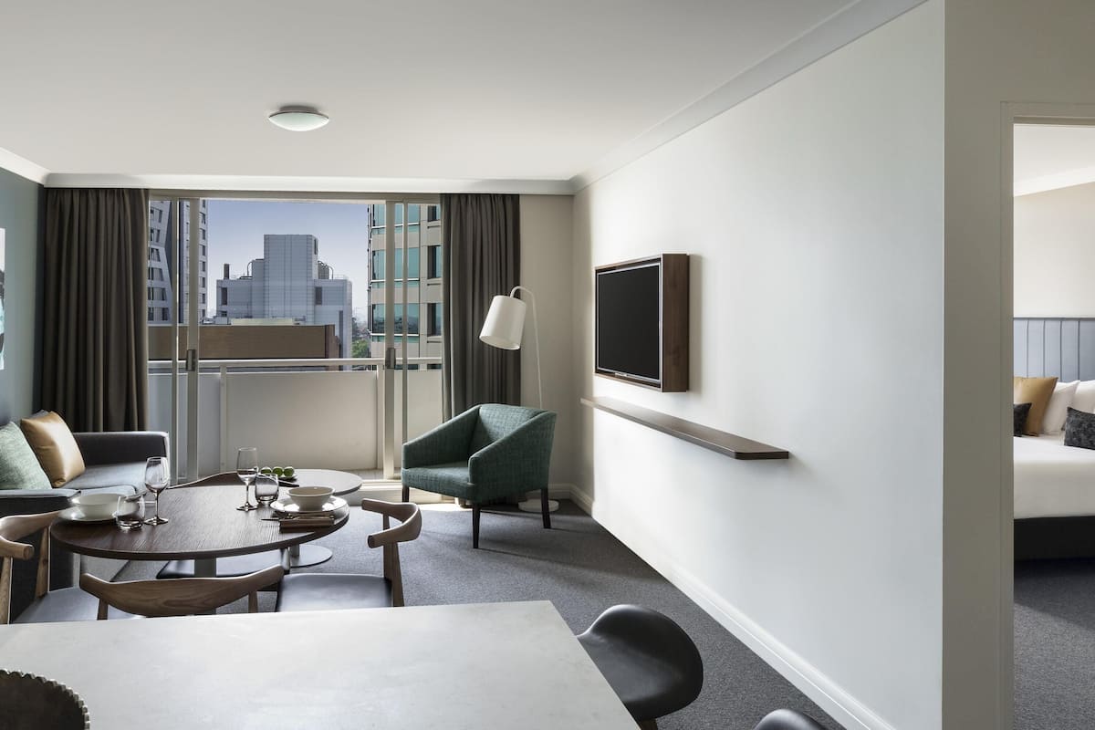 Escritorio, sistema de insonorización y tabla de planchar con plancha