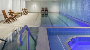 Zona de piscina con área de descanso, vestuarios y sección de spa.