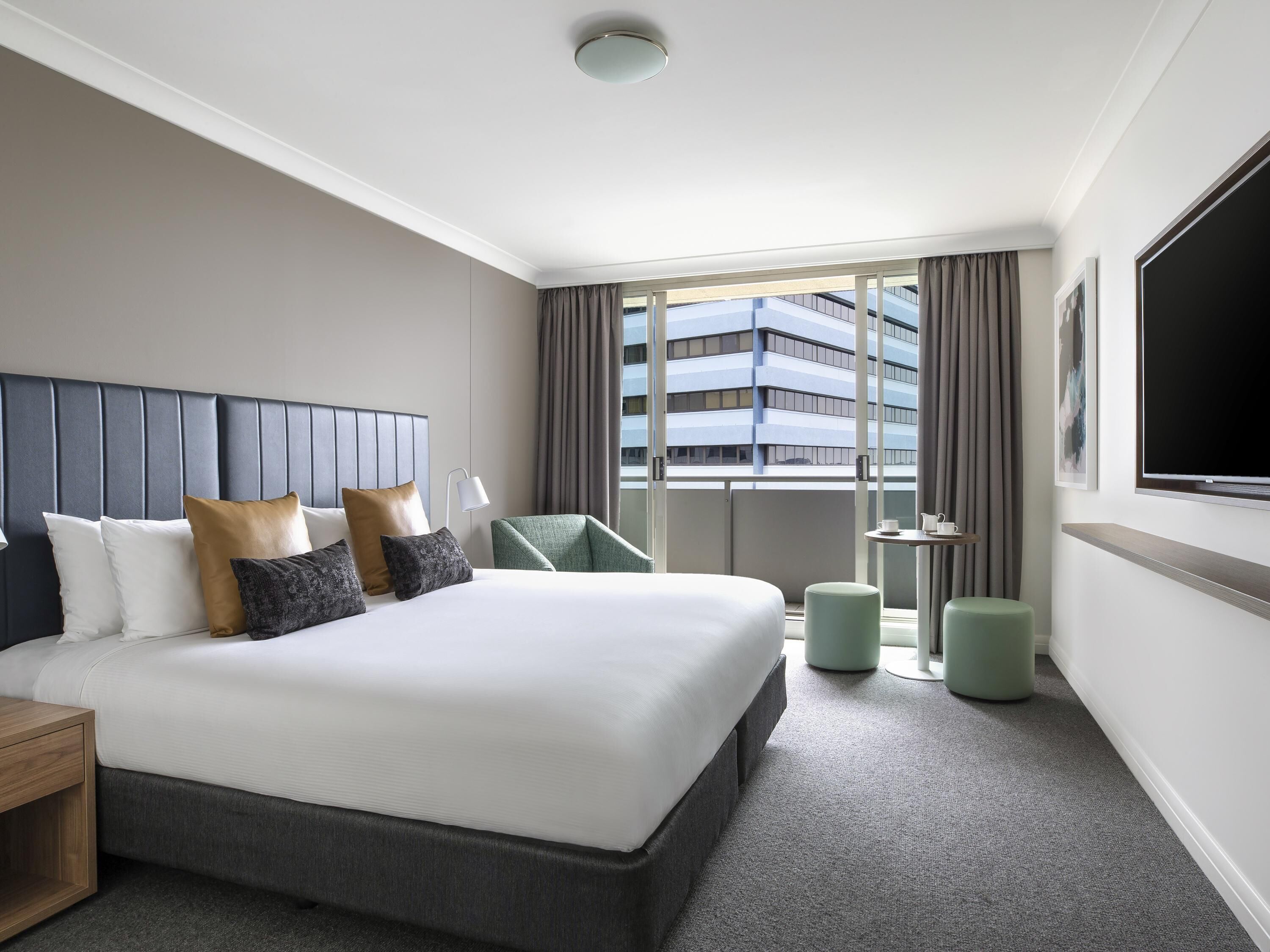 Studio | Desk, soundproofing, iron/ironing board, rollaway beds