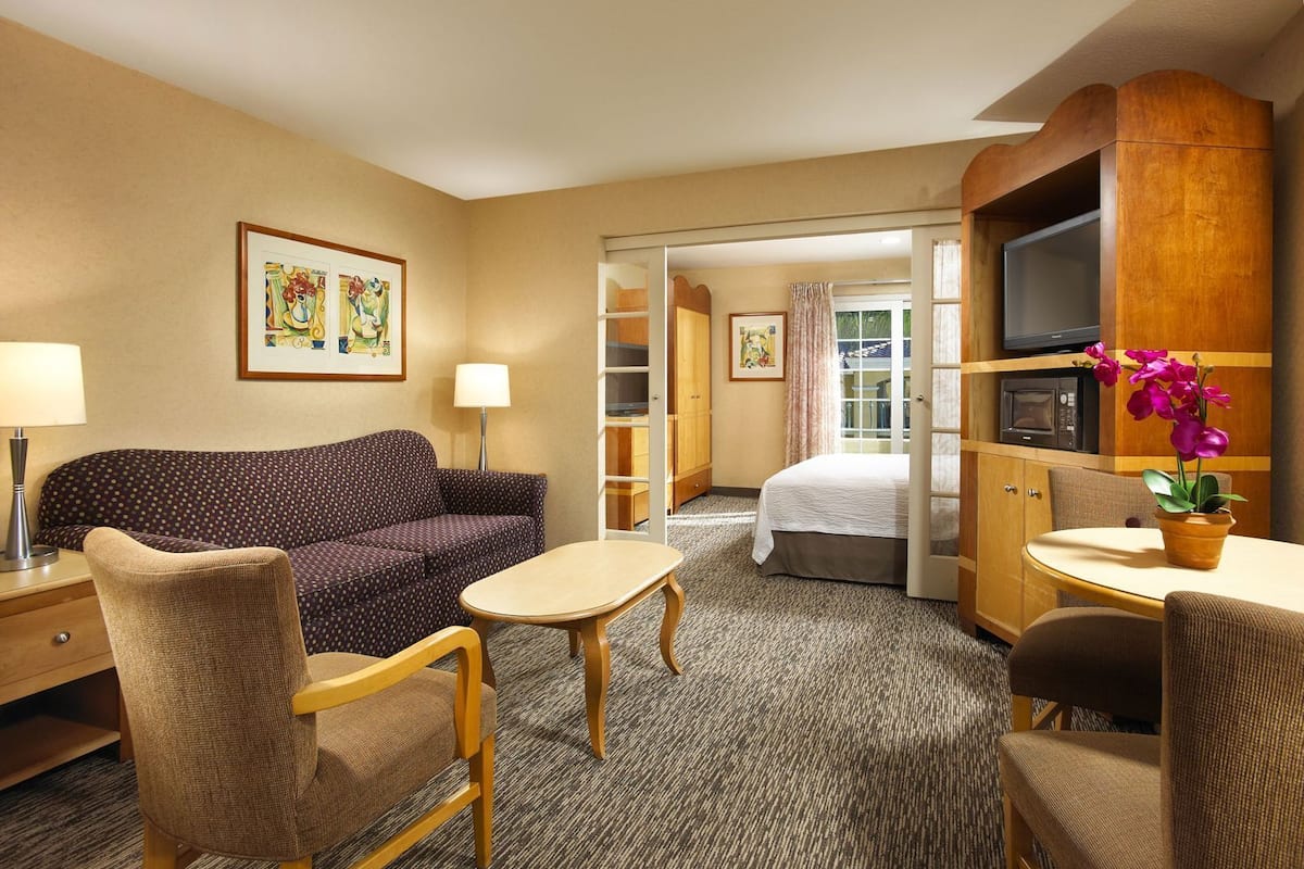 Literie hypoallergĂ©nique, coffre-fort, rideaux dâobscurcissement