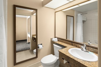 Combined shower/tub, free toiletries, hair dryer, towels at Anaheim Portofino Inn and Suites